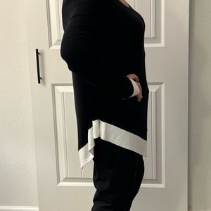 Black and white sweater top. Size XL